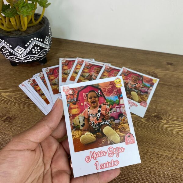 Fotos polaroid personalizadas com ímã e frase para lembrancinhas de aniversário